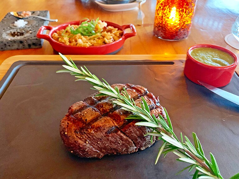 7オンスのフィレミニオンステーキ(54ドル)とロブスターとベーコンの焼飯(15ドル)。