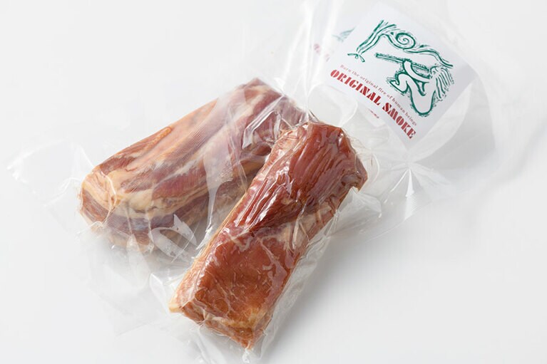 【島根県】スモークハウス 白南風(しらはえ)の「スモークベーコン」600円(100gあたり。1パック200～250g入り)。