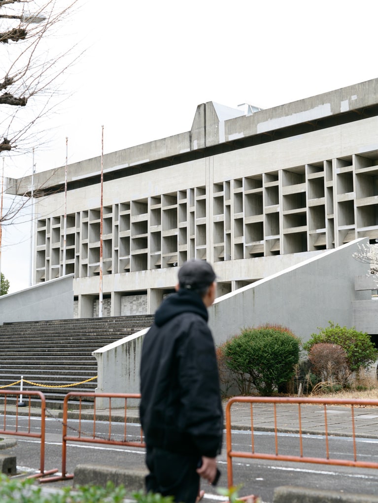 通りから中をうかがう。