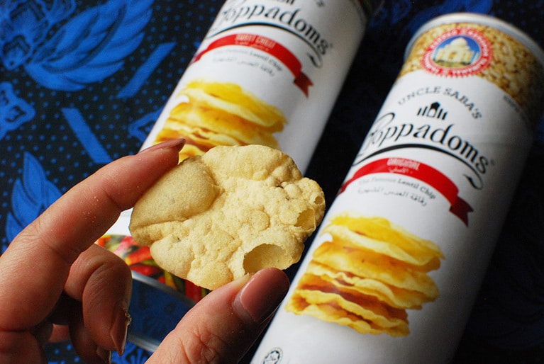 レンズ豆から作られた薄焼きチップス。クミンの香りがアクセントのオリジナル、スイートチリのほか、BBQ、トマトの4種のフレーバー。