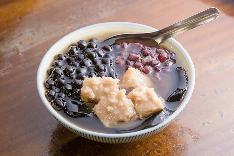 客家嫩仙草＋芋頭＋粉圓 70元。