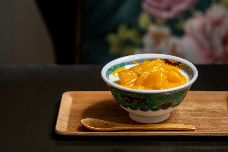 マンゴーの広東式ミルクプリン「芒果双皮奶」880円。2025年の提供は8月6日～9月下旬（予定）。