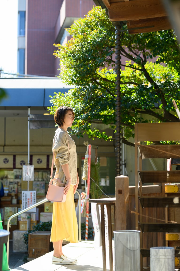 すっきりとしたデザインで、立ち姿も美しく見える。歩行をサポートする「グルーヴチェンジ」構造搭載で長時間の街歩きも快適。