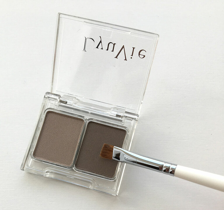 「LyuVie（リューヴィ）」のアイブロウブラシとアイブロウパウダーを使用しています。