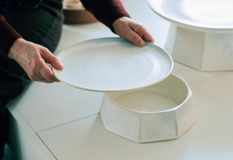 上は平皿に、下は深皿にもなる。青い釉薬の繊細なニュアンスが美しい高台皿W600,000～。