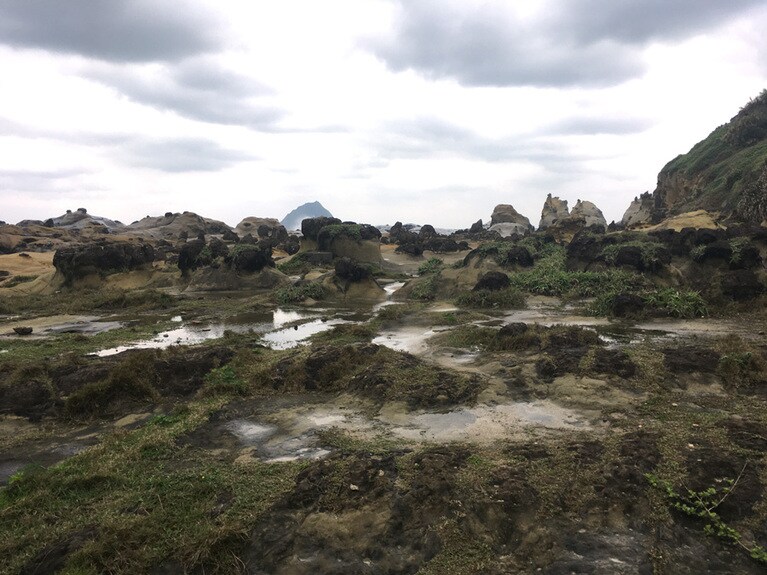 まるで月面のような奇岩風景が広がっています。