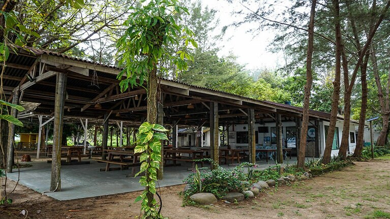 ダイニングエリア。日帰りツアーではここをベースに動きます。