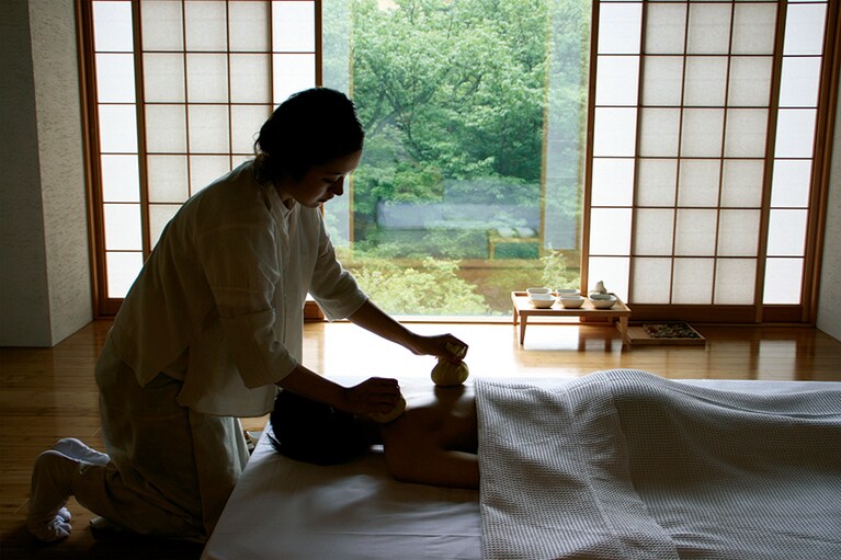 【べにや無何有】スパ「円庭施術院」。薬草玉を使う「薬師山ボディトリートメント」がおすすめ。