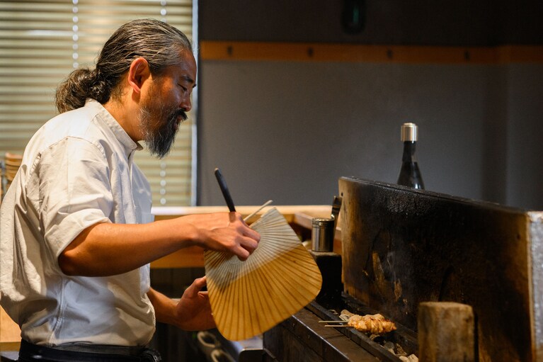 焼き鳥を焼く小橋さん。