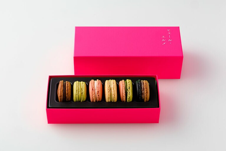 マカロン6個詰め合わせ(ローズ、チョコレート、抹茶＆ラズベリー、こし餡とくるみ、ピスタチオ、ジャスミン) 3,024円。