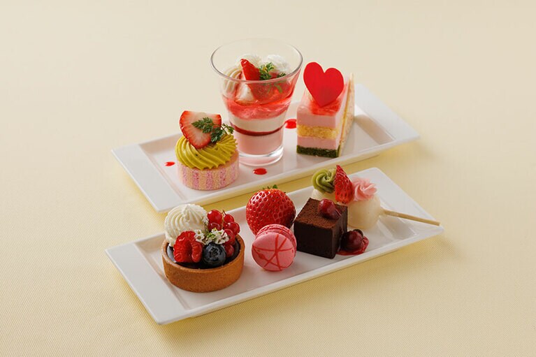 旬のいちご尽くしのアフタヌーンティースイーツのイメージ。抹茶とさくら餡、いちごをのせた、春らしい「プチ団子」などの桜メニューも。