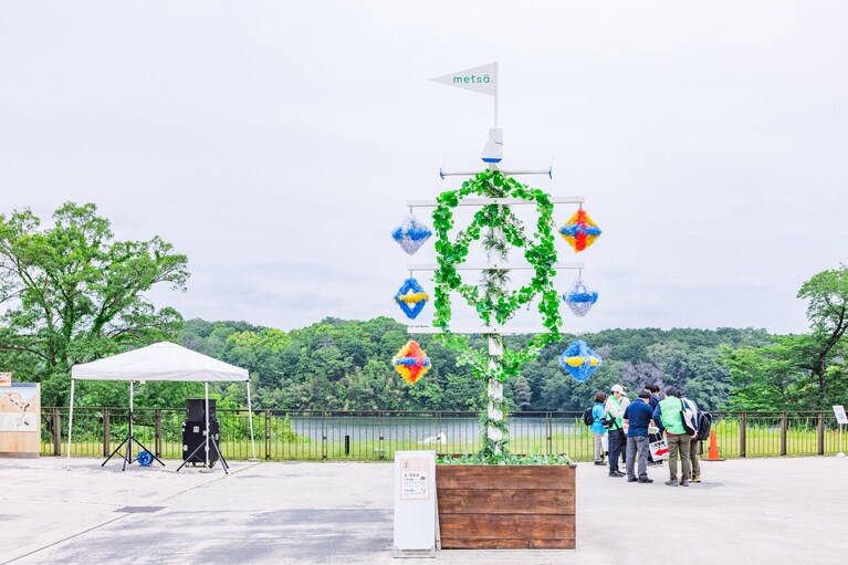 スウェーデンとフィンランドの中間の島「オーランド」のユニークなスタイルのメイポール。