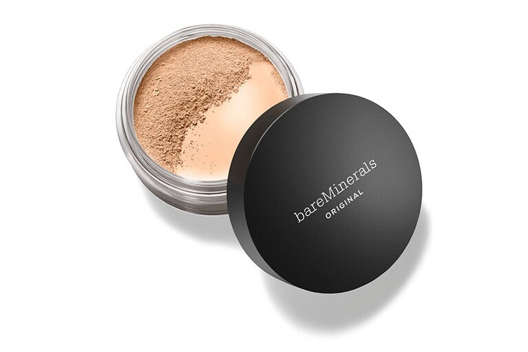 ファンデーションは、ルースパウダー、リキッド、パウダーなど全６種から選べる。写真はルースパウダータイプの「オリジナル ファンデーション」。つけた瞬間の潤い感とツヤ感が続く。