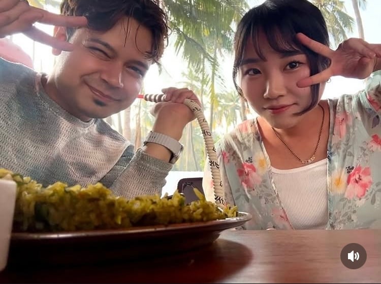 嫁カレーチャンネルさん（右）と夫のさっちゃんさん（左）（本人Instagramより）