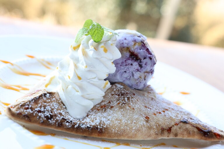 デザートは、「房総季節果物のドルチェピッツァ（1,650円）」が人気。旬の果物をカスタードクリームと一緒にのせて焼き上げていて、ミルク、いちご、ブルーベリー、落花生のジェラートの中から好きなフレーバーを一つをトッピングできる。