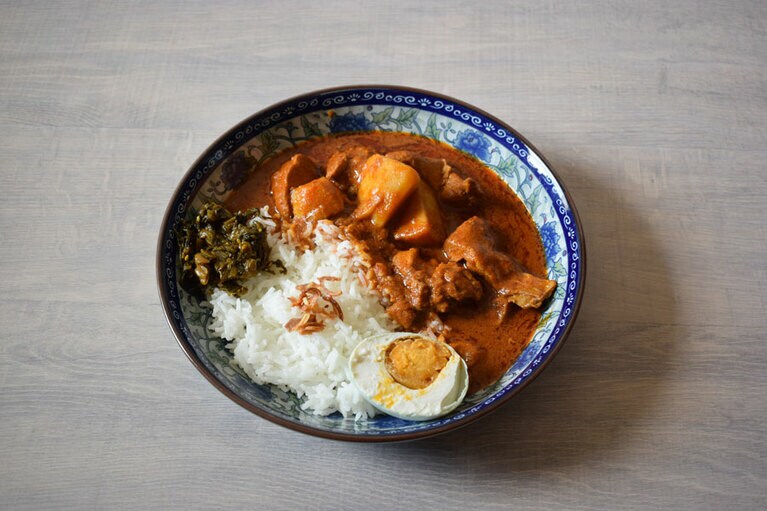 アヒルの卵を塩漬けにした塩卵(中国食材店で購入可)をカレーに添える。