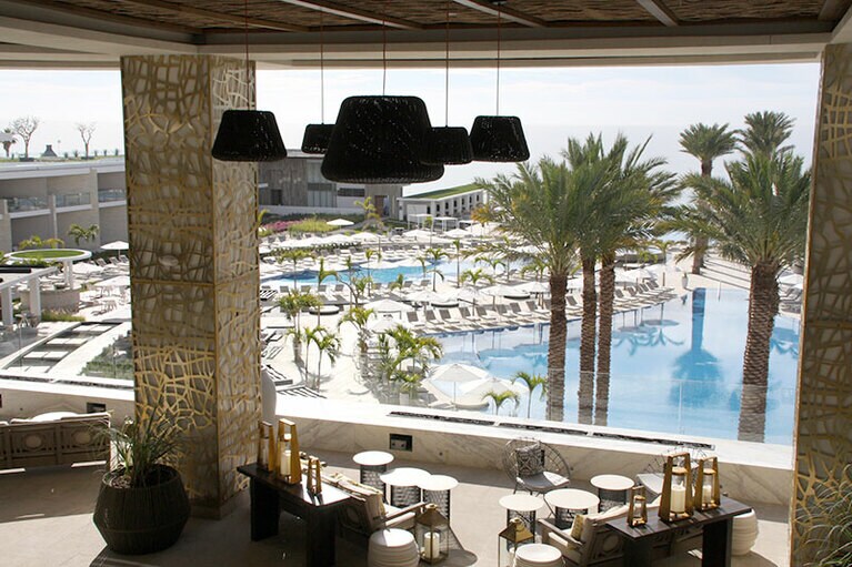 海から吹く風を頬に受けながらプールを見下ろす「ブラン ファイヤー ラウンジ(Blanc Fire Lounge)」。毎日17時からはバイオリンなどの生演奏も。