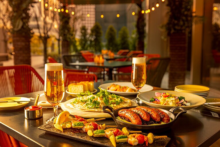 「ビアテラス」のイメージ。1名7,500円（税込・サ別）。席120分制・フリーフロー L.O. 30分前。