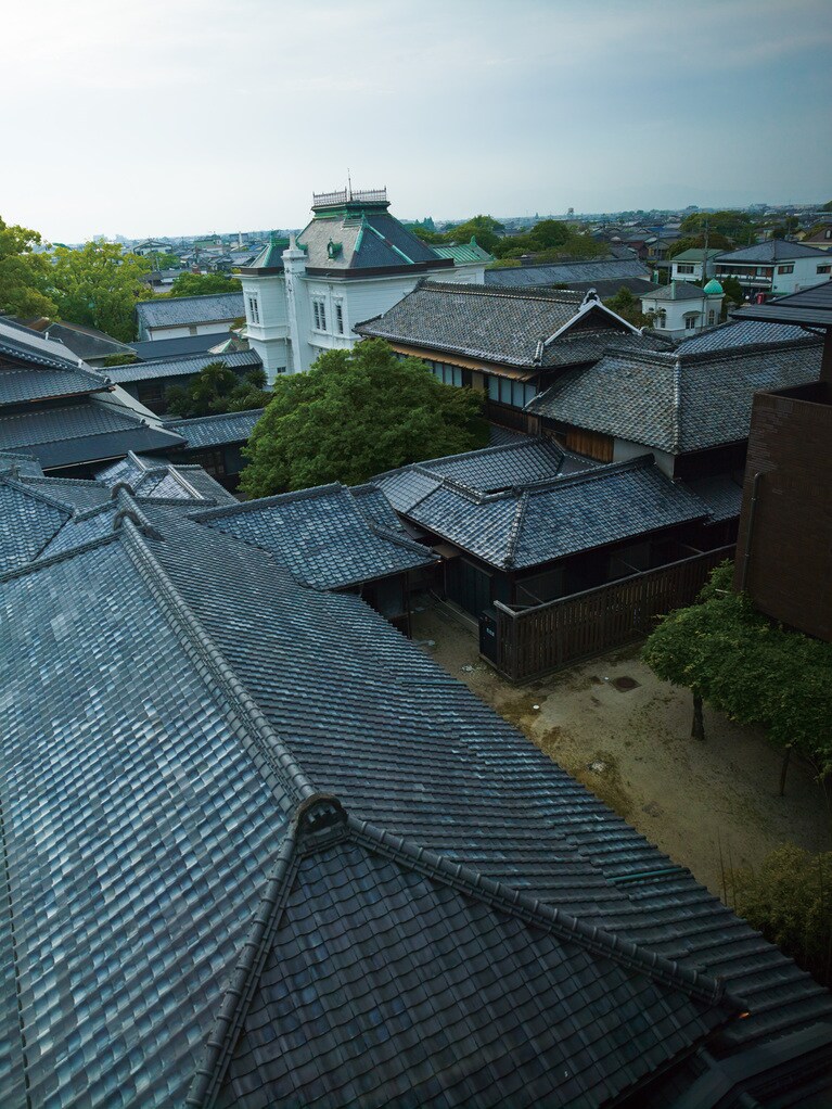 御花は、明治時代に迎賓館として建てられた西洋館と一家の屋敷を含む和館が連なる近代和風建築が見事に融合している。