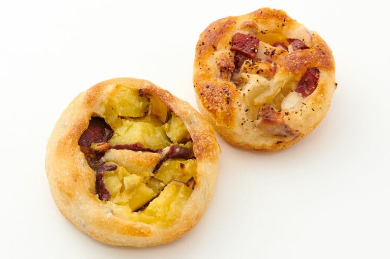 【愛知県】無水調理したさつまいも〈左〉350円、ベーコンと無水調理の玉ねぎ〈右〉280円／VERMICULAR POT MADE BAKERY