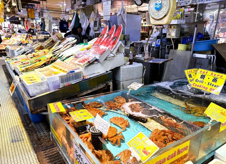 紅鮭、蟹、ホッケなど、北海道の定番みやげが揃う。