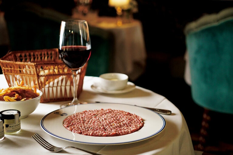 「カフェ・ラペルーズ」の定番、ビーフタルタル。程よく酸味を効かせた味付け。24ユーロ。