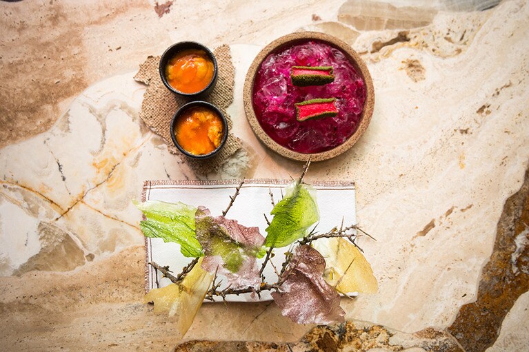 シェフが料理に合わせて選ぶ食中酒などのドリンクペアリングも用意される。写真はヴィルヒリオ・マルティネス氏の一皿。