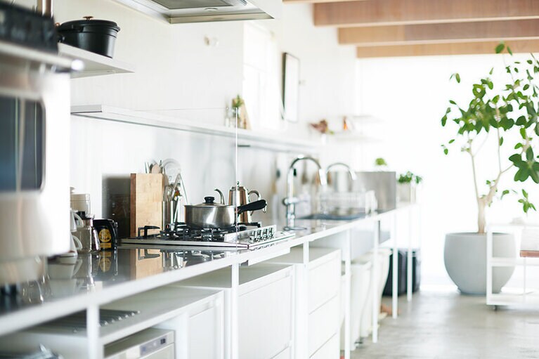 収納棚の向かい側が壁付けのキッチン。教室は4人までの少人数制で、のびのびと料理できる。