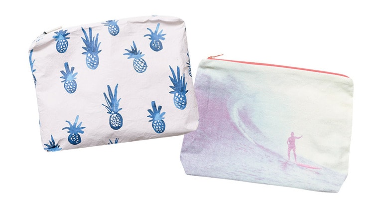 左から：「アロハコレクション」とのコラボポーチ 32ドル、「サムドラ」のポーチ 68ドル。