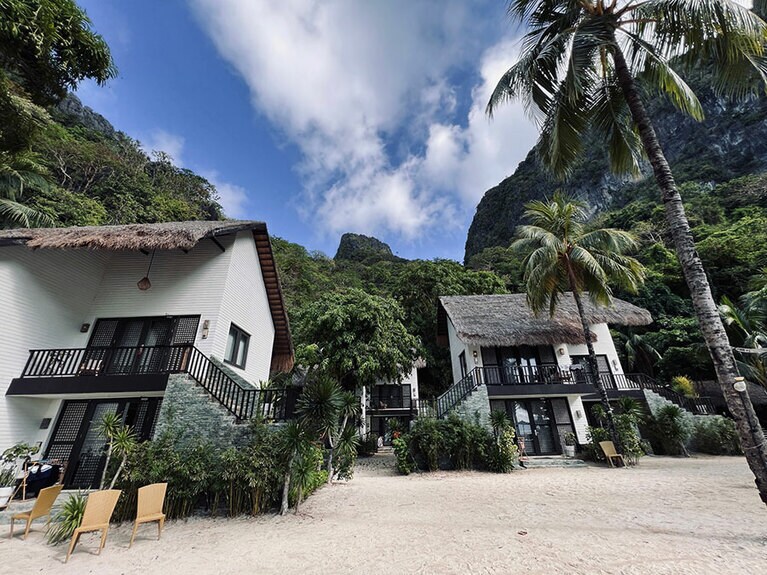 リゾートの中央にあるビーチサイドルーム。2階の客室を指定すれば眺めがいいし、1階の客室ならビーチまで数歩というアクセスのよさ。