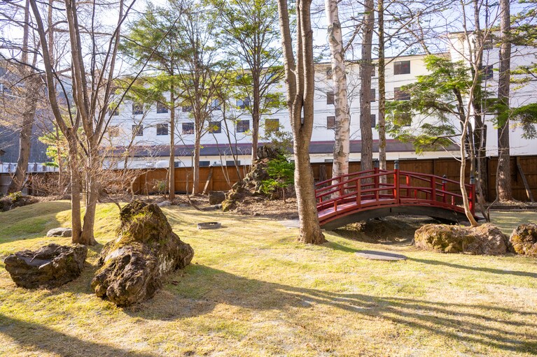 ロビーの窓から一望できる中庭は、犬連れでなくとも見応え十分の美しさ。