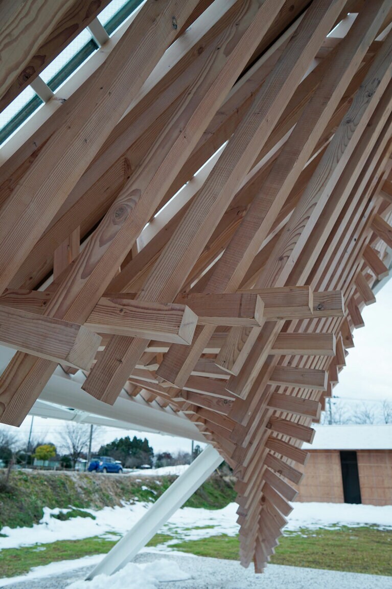 1本ずつがサイズも角度も違う。それぞれはまっすぐな木材なのに、まるで波打っているような曲線が美しい。