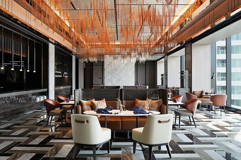 華やかでダイナミックなアートが目を引く、16階のレストラン「Chef's Theatre」。日中は浜離宮恩賜庭園の爽やかな緑、夜は都心の煌めく夜景に包まれる。