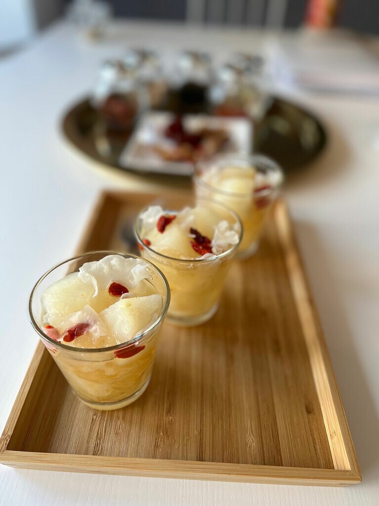 谷口先生のレシピより「梨と白きくらげのコンポート」。