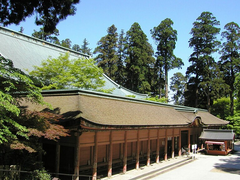 30分間、朝の勤行が行われる延暦寺の総本堂、根本中堂(現在は長期修繕中で足場が組まれている)。