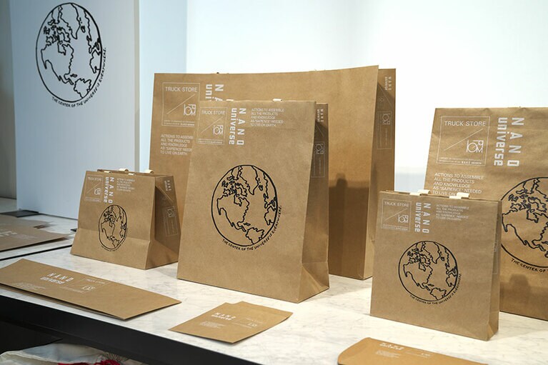 ショッパーには環境に配慮した未晒しの紙を使用。ホールアースカタログを彷彿とさせる地球のデザインがキャッチ―だ。