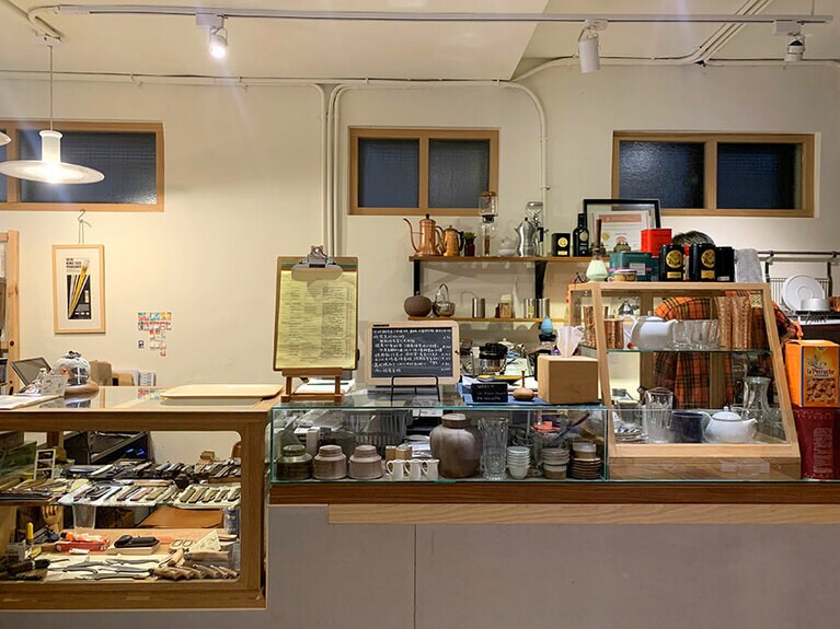 併設されたカフェではコーヒーや台湾茶、手作りケーキなどを味わえます。タイガーさんはアメリカのSCAA(アメリカスペシャルティコーヒー協会)のライセンスや、台湾の行政院農業委員会公式認定の茶葉感官品評ライセンスももっています。