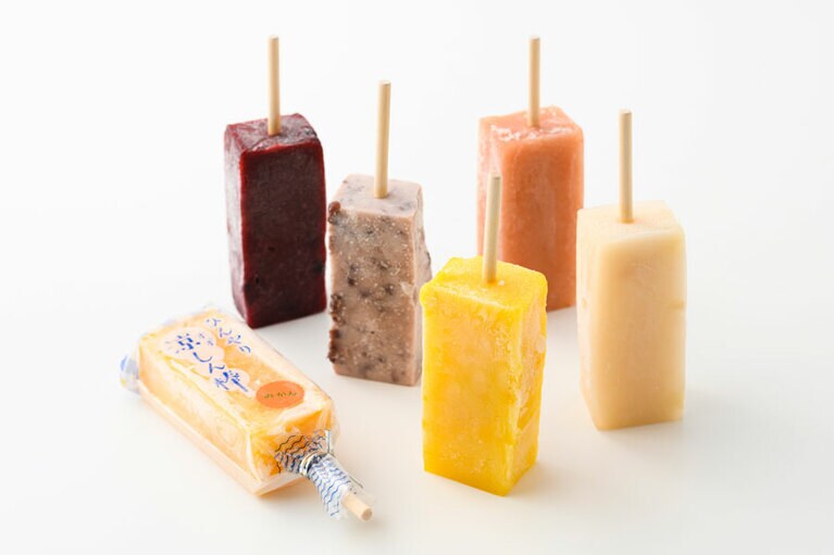 福泉堂「涼しん棒」各240円、白桃のみ280円。左から：みかん、ブルーベリー、小豆ミルク、マンゴー、白桃、いちご／島根県