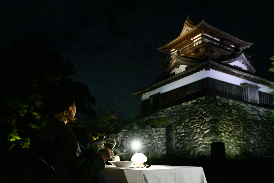 月明りの丸岡城を舞台に開催された「月待の宴 朧～OBORO～」。
