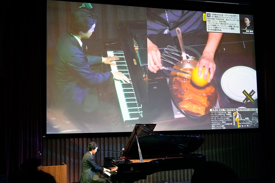 ピアニストの森田義史さんの演奏に合わせて、デザートのクレープ・フランベを作る演出に会場は大いに盛り上がった。