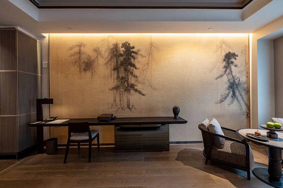 「アマン ニューヨーク」の“プレミアスイート”。長谷川等伯の《松林図屏風》を精密に再現した絵画が壁面を飾る。