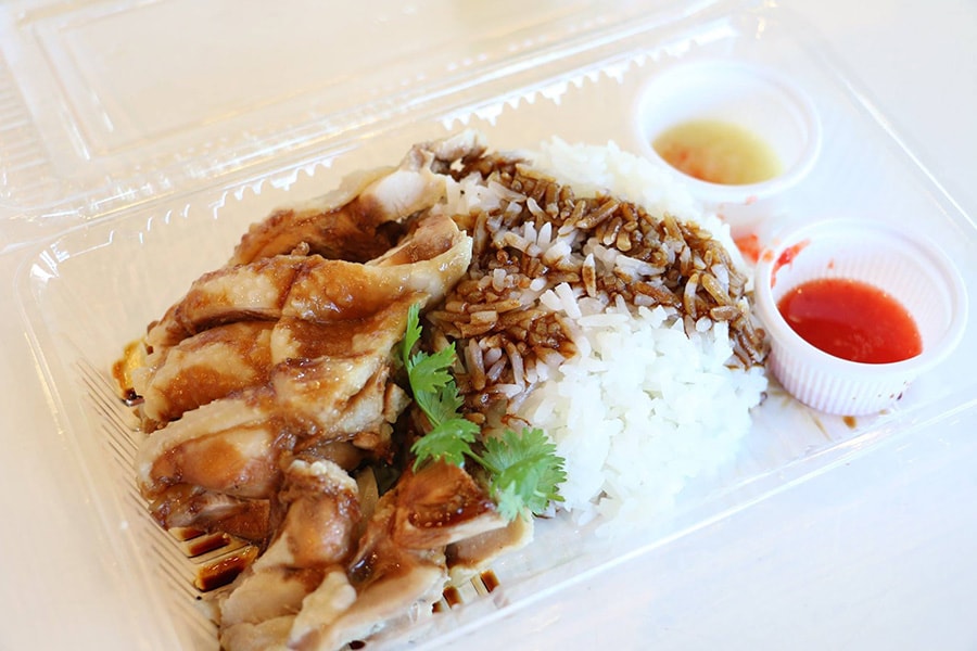 マレーシア人シェフが作る「マレーアジアンクイジーン」はゆでチキン(600円)。チキンライスの食べ比べをしてみよう！
