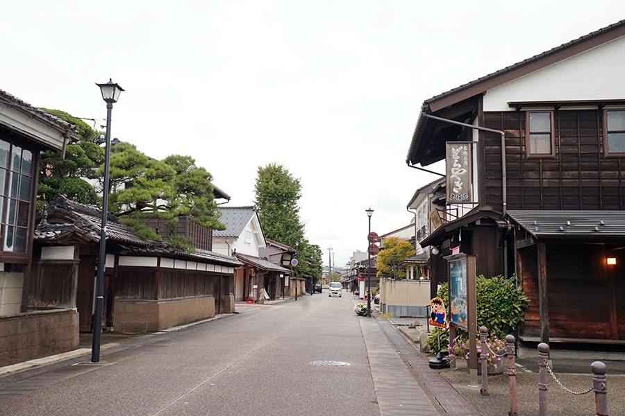 木造の古民家が軒を連ねる東岩瀬町の大町通り。