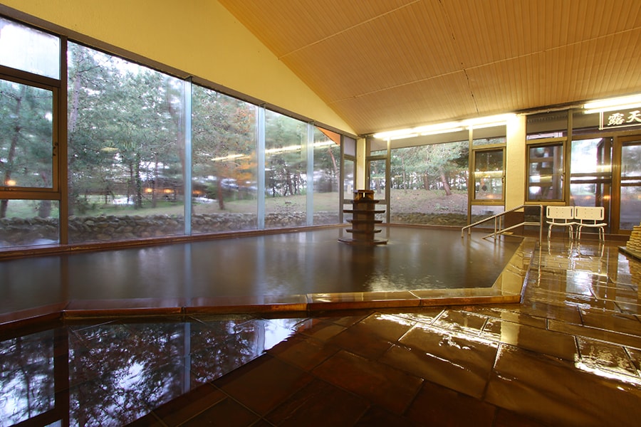 源泉かけ流しの八幡温泉大浴場。佐渡島内でも随一の湯量を誇る「自噴」の温泉。🄫八幡温泉 八幡館