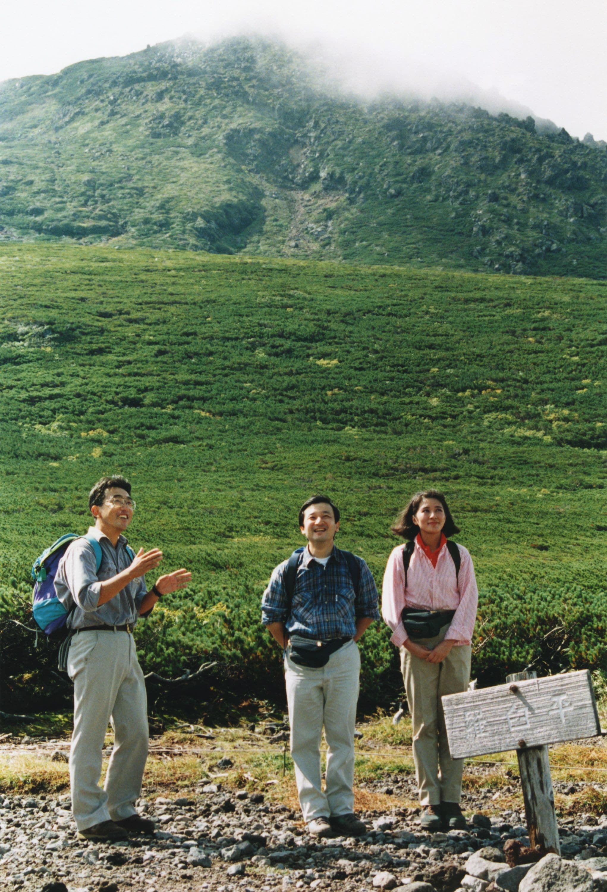 1994年、北海道の羅臼岳登山の途中、休憩に立ち寄った羅臼平で山並みを眺められるお2人　©時事通信社