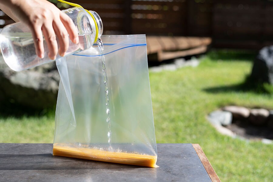 保存袋か密閉できる容器に乾燥パスタと水を入れる。