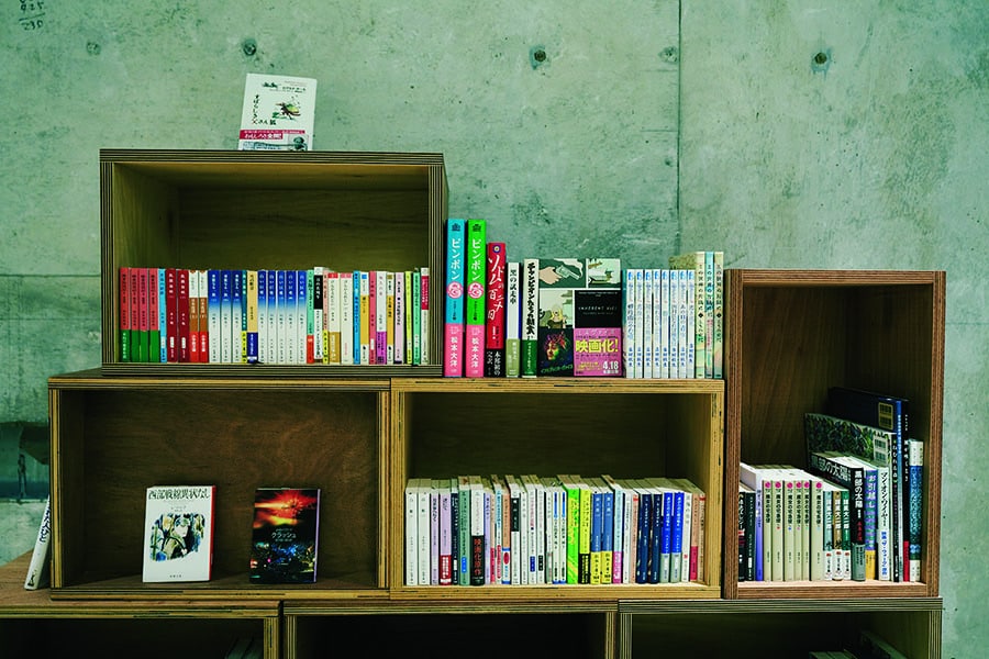 【箱根本箱】地下の廊下にも本棚が。Photo: Kiyoko Eto