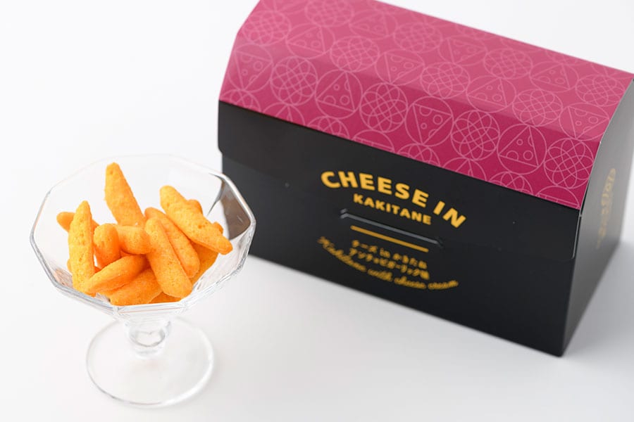 チーズ in かきたね アンチョビガーリック味 540円(税込、8袋入り)。