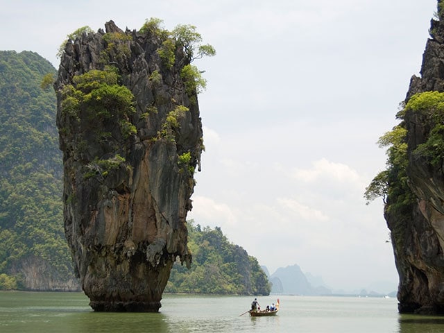 タイの静かな海に浮かぶ背の高い奇岩の 別名は ジェームズ ボンド島 今日の絶景