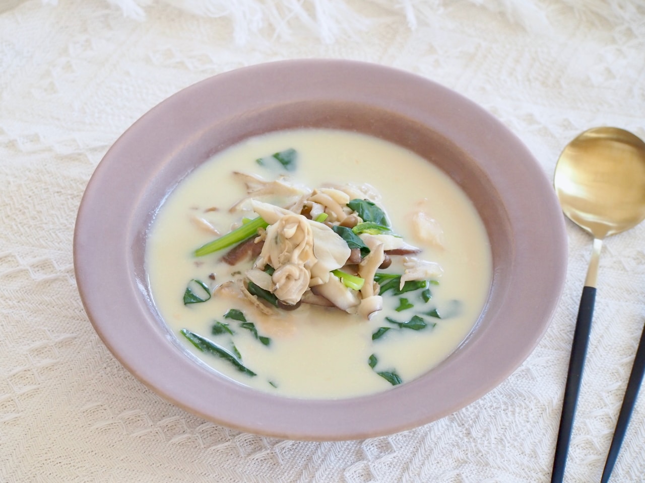 牡蠣ときのこの胃腸ケア豆乳薬膳スープ。